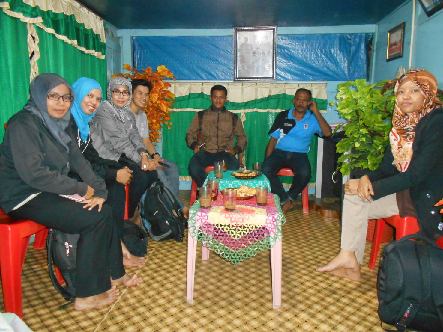 Bersama Kepala Desa Wawoangi di rumah Beliau