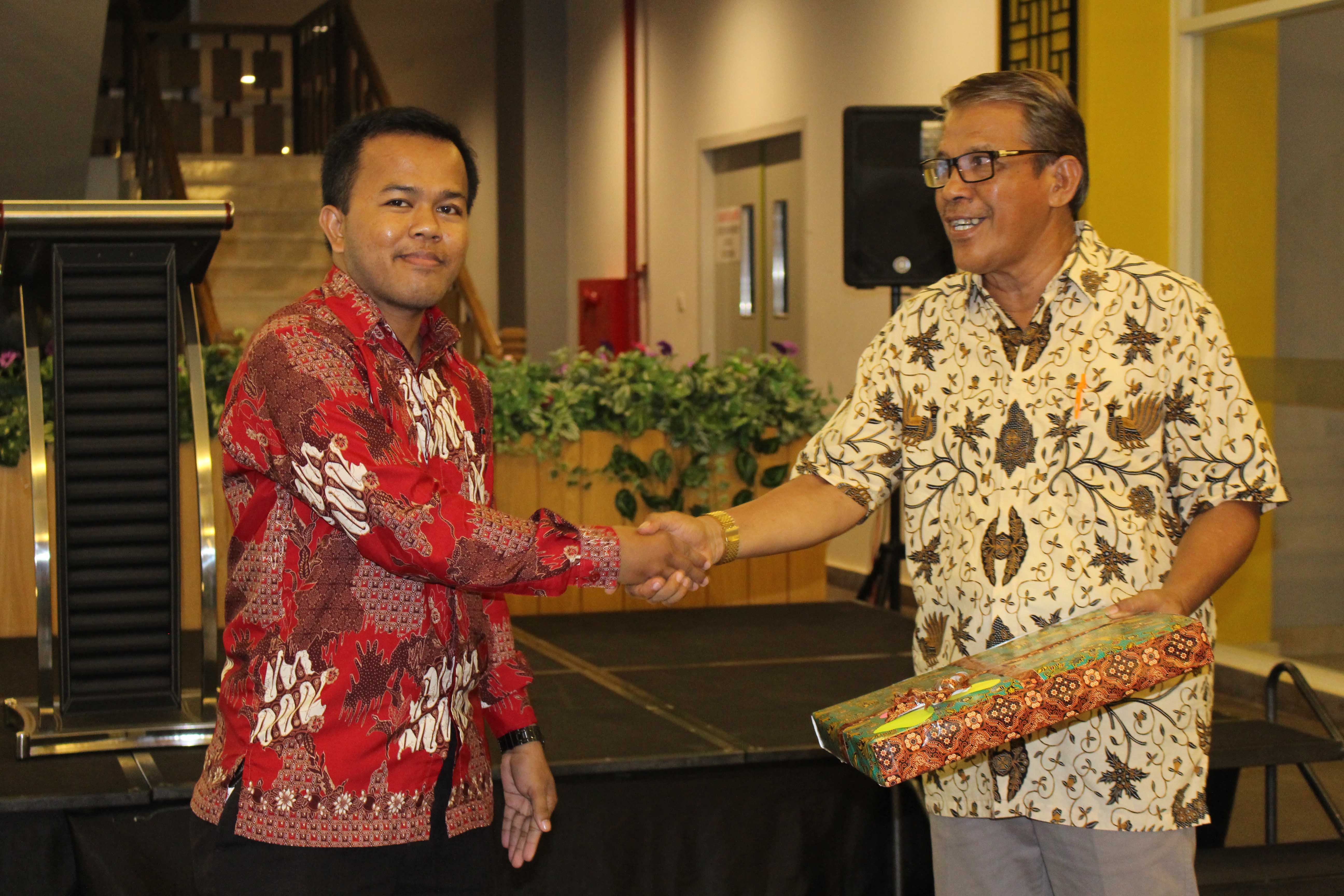 Kak Satang dan Prof. Tadjuddin Maknun, S.U. (WD I)
