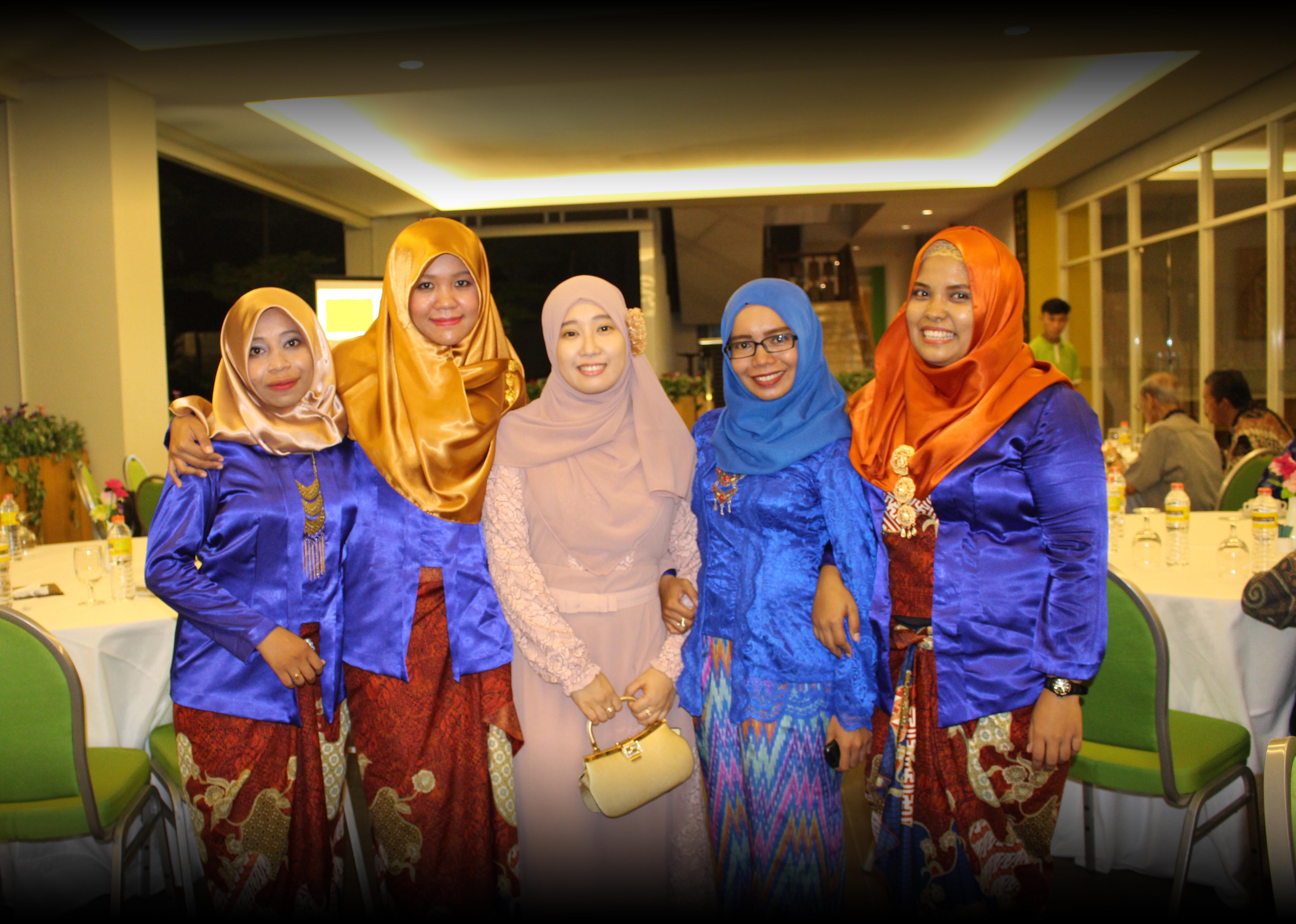 Left2right: Hikma, Kiky, Kk Fatimah, Ning, Nila